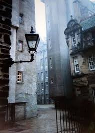 A Narrow Winding Close Street In The Old Section Of Edinburgh Scotland Via Home Places To Travel Old Town Edinburgh Beautiful Places