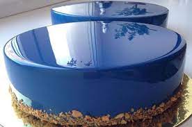 Sono belle da vedere con quella superficie lucida e a seconda del modello di stampo utilizzato per la torta questo effetto a specchio incredibilmente lucido. E 39 La Torta Con La Glassa A Specchio Il Nuovo Trend In Cucina E Nella Pasticceria Torta Con Glassa Torte Torta Con Glassa A Specchio