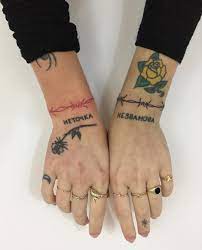 Tatouages Poignet Main Tatouages Anneaux D Or Hand Tattoos Tattoos Creative Tattoos