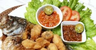 Rahasia lebih krispinya tentunya karena pakai sasa tepung bumbu serbaguna dong yang bikin segala hidangan gorengan jadi spesial dan enaknya. Menyantap Gurame Goreng Tepung Rasanya Lezat Dan Krispi
