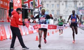 Even with the unusual timing, high temperatures were expected to provide difficult conditions for running, but in the end temperatures dropped to around 29 °c (84 °f) and 50% humidity. London Marathon Kitata Takes Men S Race Kosgei Defends Women S Title As It Happened Sport The Guardian