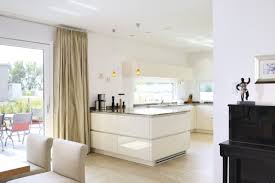Offene Kuche Modern Weiss Mit Theke Einrichtungsideen Weberhaus Bungalow Hausbaudirekt De Bungalow Kuche Mit Theke Haus Grundriss