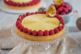 Tarte Tourbillon Aux Amandes Framboises Chocolat Au Lait Et Passion Recette Gateaux Et Desserts Desserts Aux Fruits Alimentation