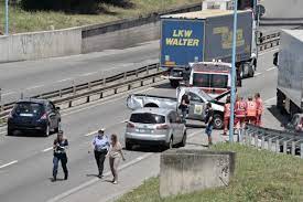 Tre persone sono rimaste ferite in un'automobile ribaltata, tra queste c'è anche un bambino di 8 anni in. L Incidente In Tangenziale Ovest Giornale Di Brescia