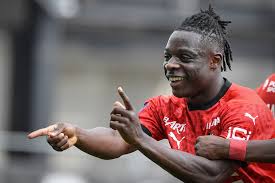 Jérémy doku heeft maandagavond zijn eigen transfer naar rennes aangekondigd op zijn persoonlijke twitteraccount. Ligue 1 Jeremy Doku Buteur Rennes S Impose A Angers