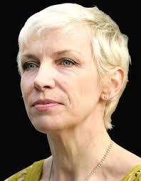 Dobitnici odličja britanske kraljice: Od Davida Sucheta i Annie Lennox do  strojara Tower Bridgea