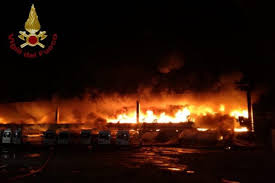 Jun 03, 2021 · milano, incendio a lambrate: In Fiamme Deposito Rifiuti E Ditta Che Produce Plastica Notte Di Inferno A Milano Greenme