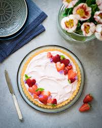 Versare la mousse all'interno della base di frolla e con un cucchiaio stenderla in modo omogeneo creando un effetto spatolato. Crostata Di Mousse Alle Fragole E Cioccolato Bianco Lucake
