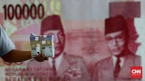 Koordinator masyarakat anti korupsi indonesia (maki) boyamin saiman menunjukkan sejumlah uang dolar singapura, di gedung kpk, jakarta, rabu, 7 oktober 2020. Bos Bi Uang Lama Masih Berlaku Meski Uang Baru Beredar