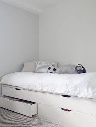 L'étagère murale débarque à votre rescousse pour occuper l'espace. Diy Sanky Sailytys Ikea Hack Oblik Ensiesittelyssa Lastenhuone Ikea Chest Of Drawers Ikea Bed Bed With Drawers Underneath