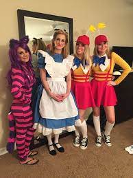 So verkleidet kann sie zum fasching nicht einmal die grinsekatze mehr verwirren. Karneval Gruppenkostume 19 Lustige Vorschlage Fasching Halloween Zenideen Wonderland Costumes Costumes For Women Alice In Wonderland Costume