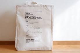 冬になると困るもの 狭い玄関にあると悪目立ちするアレ 今年も100均で解決することに 狭い玄関の 灯油タンクを隠す方法ダイソー スクエアランドリーバスケット 巾着付き ダイソーで買ってきたのはこれ 中が撥水加工の布袋 残念ながら100円ではなく500円 税