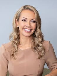 Lisa Mifflin's Instagram, Twitter & Facebook