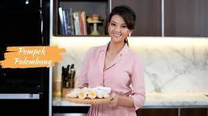 Nonton online di vidio farah quinn berbagi resep mudah, murah, dan enak di acara kapanlagi buka bareng. Farah Quinn Pempek Palembang Youtube