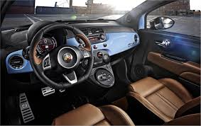 Abarth 500 è provvista di elementi che definiscono la sua struttura sportiva, come il quadro strumenti provvisto di manometro del turbo e pedaliera racing in. Breil E Abarth La Partership Si Rinnova Fiat 500