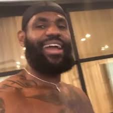 LeBron James’ ‘corona-beard’ has him looking like James Harden 😂👑