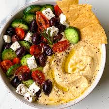 snacky Fall weekends call for this GREEK HUMMUS BOWL! 🍅🥗🥒 Creamy, lemony  hummus gets topped with marinated feta, black olives, organic cherry  tomatoes, and mini cukes! Grab the recipe deets below 👇🏼👇🏼