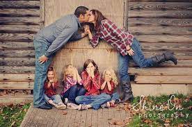 32 Wonderful Creative And Unique Ways To Take A Family Photos You Re Gonna Love This Unique Family Photos Family Picture Poses Family Photoshoot