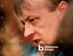 Image of COUNCILLOR FRANCIS MACKEY ADDRESSES JOURNALISTS IN OMAGH,  1998-08-17 (photo)