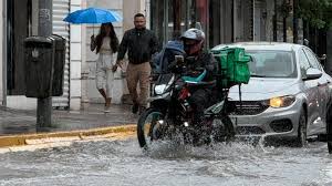 Copiosa precipitación cubre a la capital