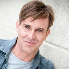 Durch eine erkrankung der lymphen nahm uecker stark ab und pausierte für einige zeit, bis er sich schließlich gesundheitlich erholt wieder zurückmeldete und auch den dreh bei der „lindenstraße wieder aufnahm. Lindenstrasse Star Georg Uecker Lebt Seit 30 Jahren Mit Hiv Gala De