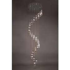 schitterende verlichting in een grote hal of vide hanglamp lampen verlichting