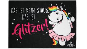 Tolle reitsportartikel von pummeleinhorn bequem & einfach online bestellen! Fussmatte Von Pummel Einhorn Mit Dem Motiv Das Ist Kein Staub Das Ist Glitzer In Schwarz Fixfussmatte