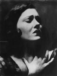 21 Gloria swanson in 1923 Images: PICRYL