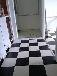 Le noir et le blanc, deux couleurs extrêmement opposées, présentes dans l'art depuis toujours, sont incontournables et universelles. Pose Du Linoleum A Damier Noir Et Blanc Et Bien Dans Une Henon Avec La Couleur Vert Pale Henon Ca Assure A Vos Com Blog De Fifties Old School