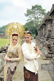 Dengan model rumah adat jawa yang klasik, hotel ini juga dilengkapi perabot dari kayu jati tua dan lantai keramik yang artistik. Fotografer Pernikahan Wedding Yogyakarta Indonesia