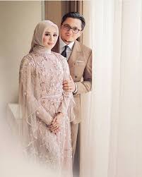 Agar menambah kesan feminim ke dalam dress, maka dipadukan dengan ragam warna pastel serta aksesoris pendukung lainnya. Wedding Dress Hijab Addicfashion