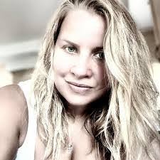 Elena Sutherland's Instagram, Twitter & Facebook