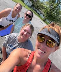 Lindsey Stinson's Instagram, Twitter & Facebook