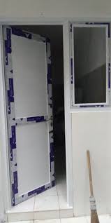 Tak hanya kusen pintu dan jendela , bahan alumunium juga bisa dipakai untuk daun pintu dan foldingdoor ( pintu lipat ). Jasa Pemasangan Pintu Aluminium Spandrel Dobel Kumpulan Tukang