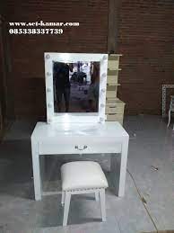 Desain interior & eksterior dan fasilitas tamu (kursi pangkas, kursi tunggu, lampu, kaca rias, billboard, label kaca, jam, sapu, pengki, dll.) 3. Meja Rias Lampu Minimalis Meja Make Up Artis Harga Murah Meja Rias Meja Makeup Minimalis Harga Murah