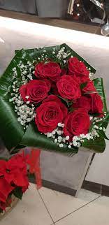 Mazzo di belle rose rosse su fondo nero. San Valentino Bouquet Di Rose Rosse Mazzo Di Rose Bouquet Di Rose