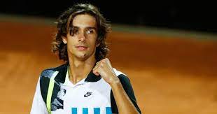 Questa pagina è dedicata al giovane tennista lorenzo musetti. Musetti Shocks Top Seed Evans In Sardegna Tennis Majors