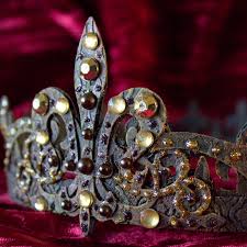 We think these are wonderful for children's birthday parties or even bridal showers, so be sure to check out the tutorial from lia griffith. Diy Faux Metal Crowns Elegant Grunge Technique The Graphics Fairy