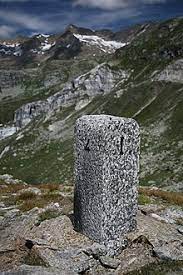 Sa frontière a une forme grossièrement rectangulaire et mesure environ 7 km. Frontiere Entre L Italie Et La Suisse Wikipedia