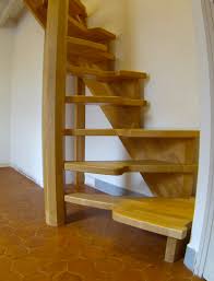 Afin de de desservir les 2 côtés des combles d'une maison de campagne tout en conservant le caractère du lieu, cet escalier en fer forgé, sa passerelle et un petit escalier droit ont su répondre à toutes les contraintes de nos clients. Escalier Colimacon En Bois Marseille Menuiserie Md