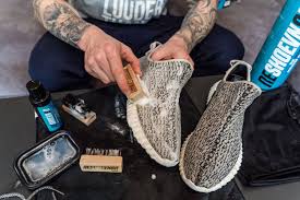 How To Clean Sneakers By Hand Or Using A Wash Machine Royal Fashionist Sneakers How To Wash Sneakers How To Wash Shoes