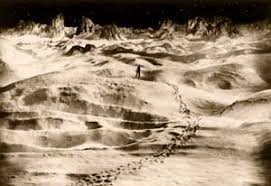 A scientist discovers that there's gold on the moon, he builds a rocket to fly there, but there's too much rivalry among the crew to have a successful. Frau Im Mond Stummfilm At