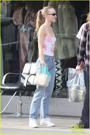 Johnny depp, all'anagrafe john christopher depp ii (owensboro, 9 giugno 1963), è un attore, produttore cinematografico, regista e musicista statunitense. Lily Rose Depp Steps Out For Spring Shopping Trip In La Photo 4269868 Lily Rose Depp Pictures Just Jared