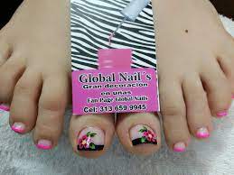 Encontramos el clásico diseño de uñas pintadas con esmalte rojo de fondo en donde toda mujer sabemos como realizar pero con un detalle que podemos ver en esta foto de un video que pude conseguir muy interesante donde le pone un aplique de una flor en color blanco que podemos utilizar por ejemplo para la primavera con unas bonitas sandalias y unas lineas blancas que salen de la flor. 310 Ideas De Unas Decoradas De Pies Unas Decoradas Disenos De Unas Pies Arte De Unas De Pies