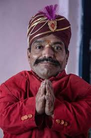 Dwarf family struggles to make ends meet