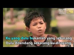 Aku yang dulu bukanlah yang sekarang dulu ditendang sekarang ku disayang dulu dulu dulu ku menderita sekarang aku bahagia. Tegar Aku Yang Dulu Bukanlah Yang Sekarang Official Video Dengan Lirik Chords Chordify