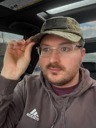 It was 75° and I was in shorts yesterday. Today it's snowing and 33° in  Eastern Kentucky. This wind is kickin' too. The audacity!