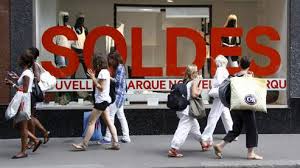 En dehors des soldes, les commerces peuvent aussi proposer des réductions, dans le but de déstocker. The Story Behind Les Soldes Becoming Madame