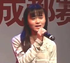 鞠婧祎 （1994年6月18日 － ），出生於 中國 四川省 遂寧市 ，中國大陸 女演员 、 歌手 及 舞者 ，所属經紀公司為 絲芭傳媒 ，前為大型女子偶像團體 snh48 及小分隊 塞納河組合 的成員。. é›£æ€ªéž å©§ç¦•è¢«ç½µä¹Ÿè¦æ¤é«® æŽ€èµ·åŠ‰æµ·å¾Œ ç¶²å‹ é€™äººèª°