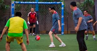 Ngakak, jokowi lucu, kumpulan video presiden paling lucu part 01 ini adalah kumpulan video lucu saat presiden joko widodo. Aksi Jokowi Main Futsal Undang Komentar Warganet Okezone Techno